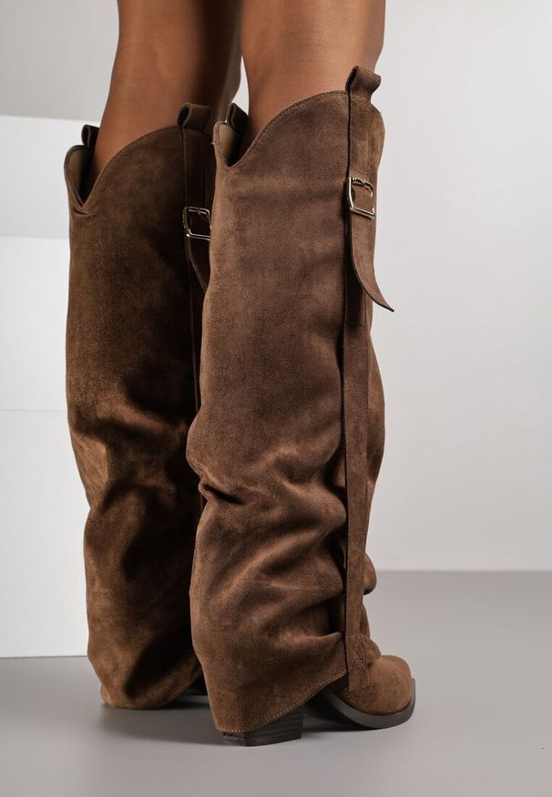 Born2be - Brązowe Kozaki Kowbojki na Stożkowym Obcasie z Wywiniętą Cholewką i Klamrą Naletea. Zapięcie: klamry. Kolor: brązowy. Szerokość cholewki: normalna. Obcas: na obcasie. Wysokość obcasa: średni