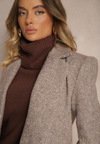Renee - Brązowa Marynarka Bez Zapięć Wyposażona w Poduszki w Ramionach i Kieszenie Avalira. Kolor: brązowy. Materiał: dzianina