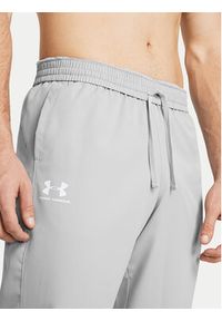 Under Armour Spodnie outdoor Vital Woven 1352031 Szary Loose Fit. Kolor: szary. Materiał: syntetyk. Sport: outdoor