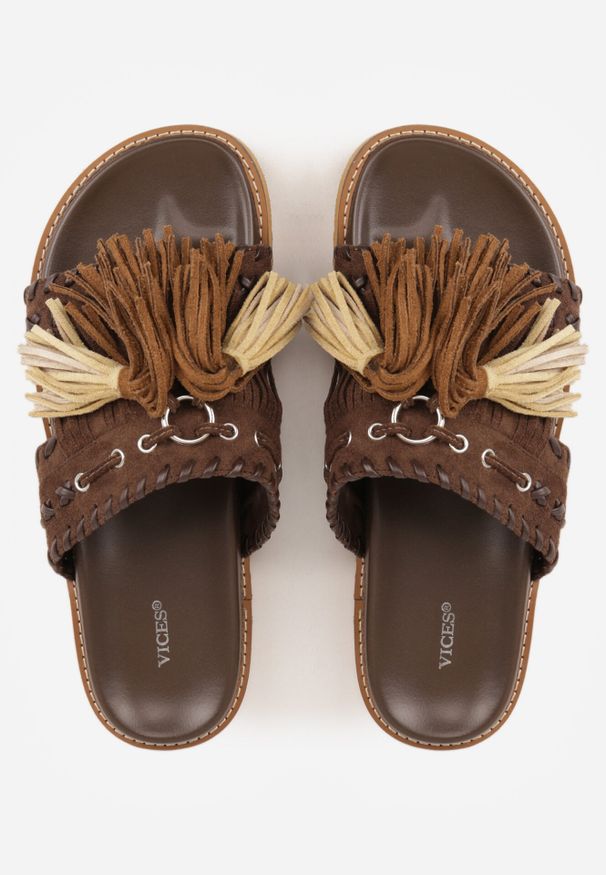 Born2be - Ciemnobrązowe Płaskie Klapki Boho VICES z Imitacji Zamszu Zdobione Frędzlami Krili. Okazja: na spacer, na co dzień. Kolor: brązowy. Materiał: zamsz. Wzór: aplikacja. Sezon: lato. Obcas: na płaskiej podeszwie. Styl: boho