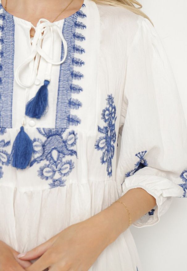 Born2be - Biała Sukienka Boho z Wiskozą Rozkloszowana Zdobiona Haftem Caledis. Okazja: na co dzień. Typ kołnierza: dekolt w kształcie V. Kolor: biały. Materiał: wiskoza. Wzór: aplikacja, haft. Typ sukienki: rozkloszowane. Styl: boho
