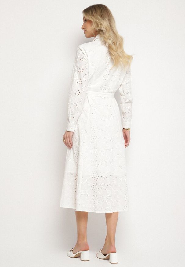 Born2be - Biała Bawełniana Sukienka z Ażurowym Wzorem i Paskiem Noviellea. Okazja: na co dzień. Kolor: biały. Materiał: bawełna. Wzór: ażurowy. Styl: casual, klasyczny, elegancki