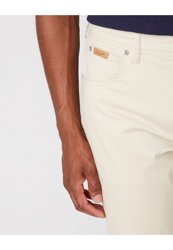 Wrangler - WRANGLER TEXAS SLIM MĘSKIE SPODNIE MATERIAŁOWE PUMICE STONE W12SEAC13 112145791. Materiał: materiał