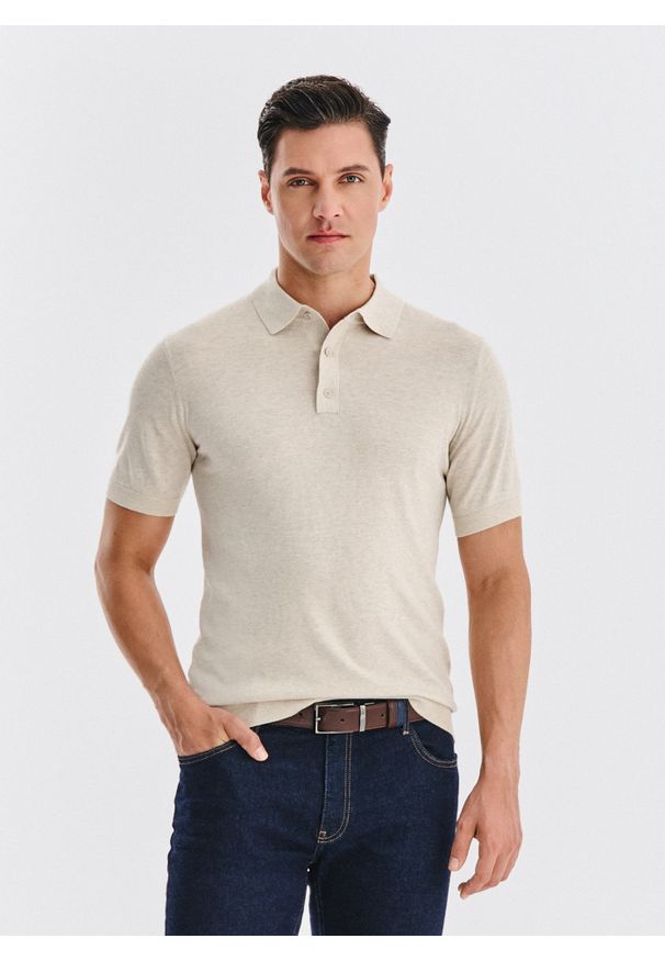 Pako Lorente - PAKO LORENTE - Beżowy swetrowy t-shirt polo. Okazja: na co dzień. Typ kołnierza: polo. Kolor: niebieski, czarny, beżowy. Materiał: bawełna, jedwab. Długość rękawa: krótki rękaw. Długość: krótkie. Styl: casual, elegancki