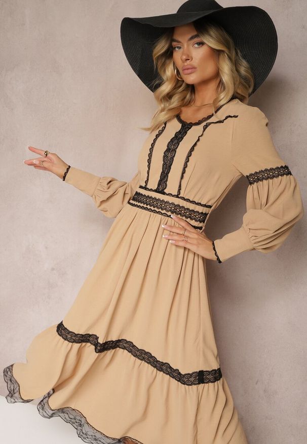 Renee - Beżowa Maxi Sukienka o Rozkloszowanym Kroju z Ozdobną Koronką i Mankietami Kante. Kolor: beżowy. Materiał: koronka. Wzór: koronka. Typ sukienki: rozkloszowane. Długość: maxi