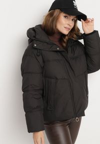 Born2be - Czarna Kurtka Pikowana z Kapturem i Ściągaczami przy Rękawach Hedivra. Okazja: na co dzień, na spacer. Typ kołnierza: kaptur. Kolor: czarny. Materiał: jeans. Długość rękawa: długi rękaw. Długość: długie. Sezon: zima. Styl: klasyczny, casual #9