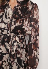 Born2be - Czarna Rozkloszowana Sukienka z Wiązanym Paskiem i Metaliczną Nicią Nalirina. Okazja: na co dzień. Typ kołnierza: dekolt w kształcie V. Kolor: czarny. Materiał: elastan, wiskoza. Wzór: aplikacja. Typ sukienki: rozkloszowane, proste. Styl: klasyczny, casual, elegancki #6