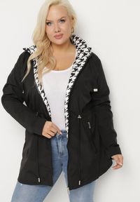 Born2be - Czarna Kurtka Wiatrówka o Kroju Parki z Odpinanym Kapturem Nalinora. Okazja: na co dzień. Kolekcja: plus size. Kolor: czarny. Materiał: dzianina, jeans. Długość rękawa: długi rękaw. Długość: długie. Wzór: aplikacja. Styl: klasyczny, casual, elegancki #6