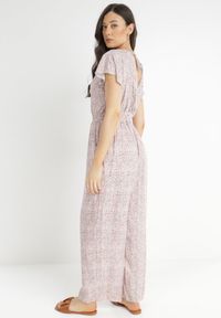 Born2be - Różowo-Biały Kombinezon z Wiskozy Ariamaya. Okazja: na co dzień. Kolor: różowy. Materiał: wiskoza. Długość rękawa: krótki rękaw. Długość: krótkie. Wzór: kwiaty, aplikacja. Sezon: lato. Styl: casual #4