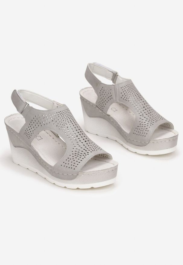 Born2be - Srebrne Sandały Pherithe. Zapięcie: rzepy. Kolor: srebrny. Materiał: skóra. Wzór: aplikacja, ażurowy. Obcas: na koturnie. Styl: boho