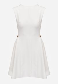 Born2be - Biała Elegancka Sukienka Bez Rękawów Zdobiona Przypinkami w Talii Rhaegina. Okazja: na co dzień. Kolor: biały. Długość rękawa: bez rękawów. Wzór: aplikacja. Typ sukienki: rozkloszowane, proste. Styl: elegancki #8