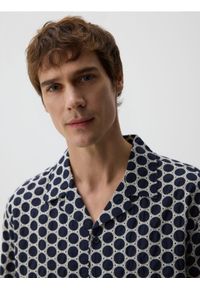 Reserved - Wzorzysta koszula comfort fit - granatowy. Kolor: niebieski. Materiał: tkanina, bawełna #1