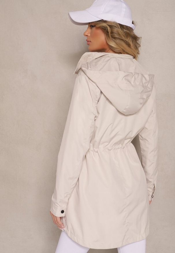 Renee - Jasnobeżowa Przejściowa Kurtka o Fasonie Parki ze Ściągaczem w Talii Zolidi. Okazja: na co dzień. Kolor: beżowy. Materiał: jeans. Styl: elegancki, casual