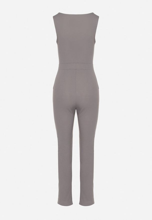 Born2be - Szary Kopertowy Kombinezon Bodycon bez Rękawów z Ozdobnym Łańcuchem Yaelia. Kolor: szary. Długość rękawa: bez rękawów. Długość: długie. Styl: elegancki