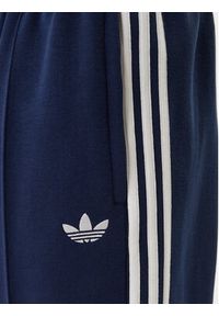 Adidas - adidas Spodnie dresowe adicolor Spacer Track KD4087 Granatowy Baggy Fit. Kolor: niebieski. Materiał: syntetyk. Sport: turystyka piesza #8