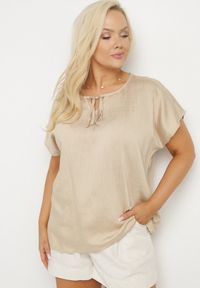 Born2be - Ciemnobeżowa Bluzka z Wiskozą Wiązana przy Dekolcie Dovarelle. Okazja: na co dzień. Kolekcja: plus size. Kolor: beżowy. Materiał: wiskoza. Długość rękawa: krótki rękaw. Długość: krótkie. Styl: elegancki, casual #3