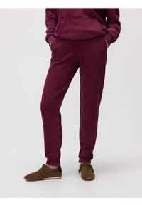 Reserved - Spodnie dresowe z bawełny - ciemnofioletowy. Kolor: fioletowy. Materiał: bawełna, dresówka #1