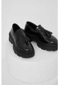 Answear Lab mokasyny damskie kolor czarny na platformie. Nosek buta: okrągły. Kolor: czarny. Materiał: guma. Obcas: na platformie. Styl: wakacyjny