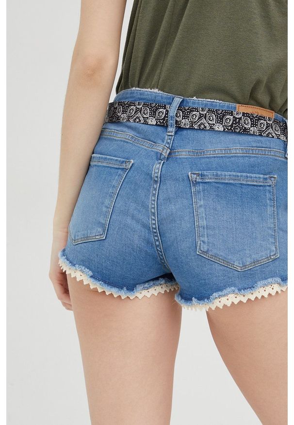 Superdry szorty jeansowe damskie z aplikacją medium waist. Kolor: niebieski. Materiał: jeans. Wzór: aplikacja