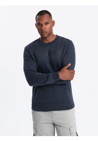 Ombre Clothing - Klasyczna bluza dresowa męska z napisem – granatowa V3. Okazja: na co dzień. Kolor: niebieski. Materiał: dresówka. Wzór: napisy. Styl: klasyczny #5