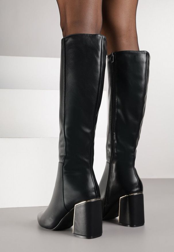 Renee - Czarne Eleganckie Kozaki na Słupkowym Obcasie z Aplikacją i Noskiem w Szpic Noellame. Kolor: czarny. Wzór: aplikacja. Obcas: na obcasie. Styl: elegancki. Wysokość obcasa: średni