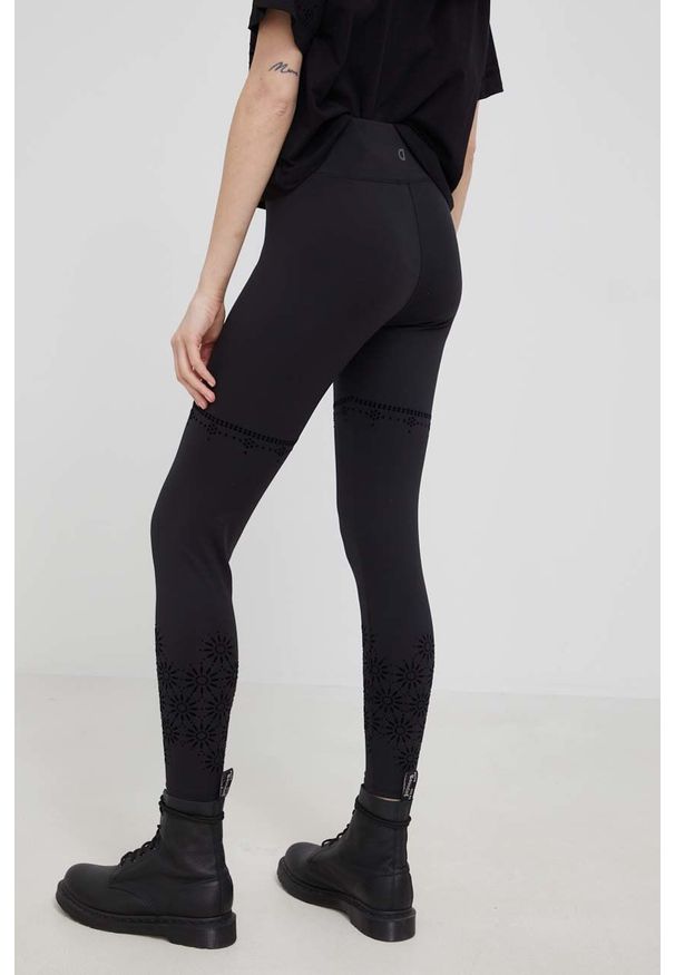 Desigual legginsy damskie kolor czarny z aplikacją. Kolor: czarny. Materiał: dzianina. Wzór: aplikacja