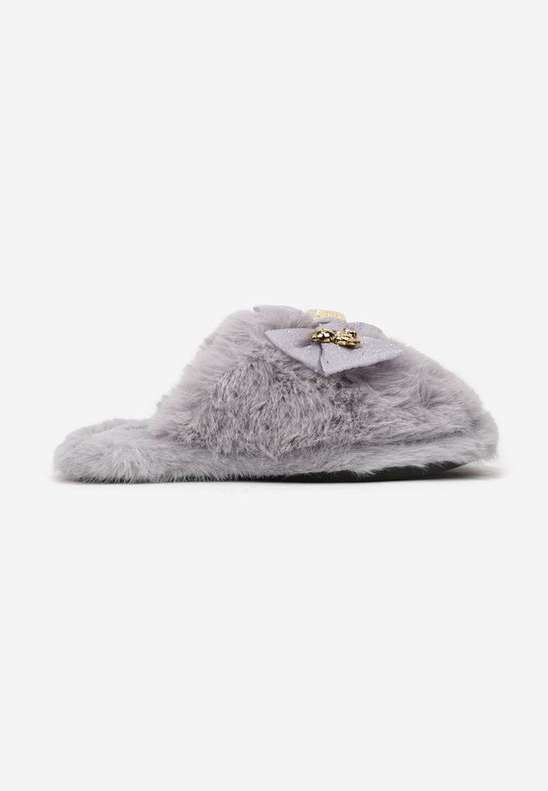 Renee - Szare Kapcie z Futerkiem Zdobione Kokardą z Metalowymi Aplikacjami Filora. Okazja: na co dzień, do domu. Kolor: szary. Materiał: futro. Wzór: aplikacja. Obcas: na płaskiej podeszwie. Styl: casual, elegancki