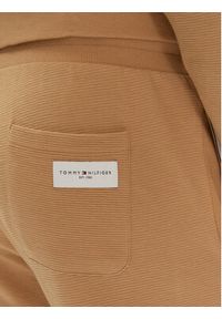 TOMMY HILFIGER - Tommy Hilfiger Spodnie dresowe UM0UM03013 Beżowy Regular Fit. Kolor: beżowy. Materiał: bawełna