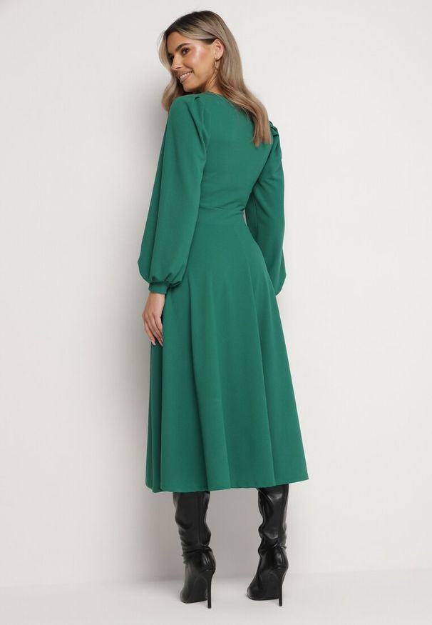 Born2be - Zielona Rozkloszowana Midi Sukienka z Eleganckimi Luźnymi Rękawami Samriddhi. Okazja: do pracy. Kolor: zielony. Typ sukienki: rozkloszowane. Styl: elegancki. Długość: midi