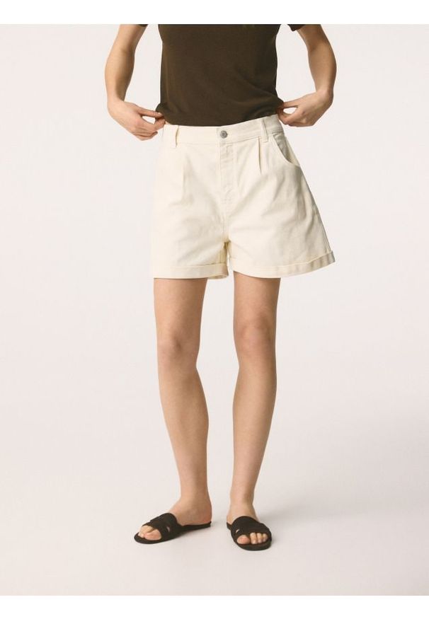Reserved - Jeansowe szorty - biały. Kolor: biały. Materiał: jeans