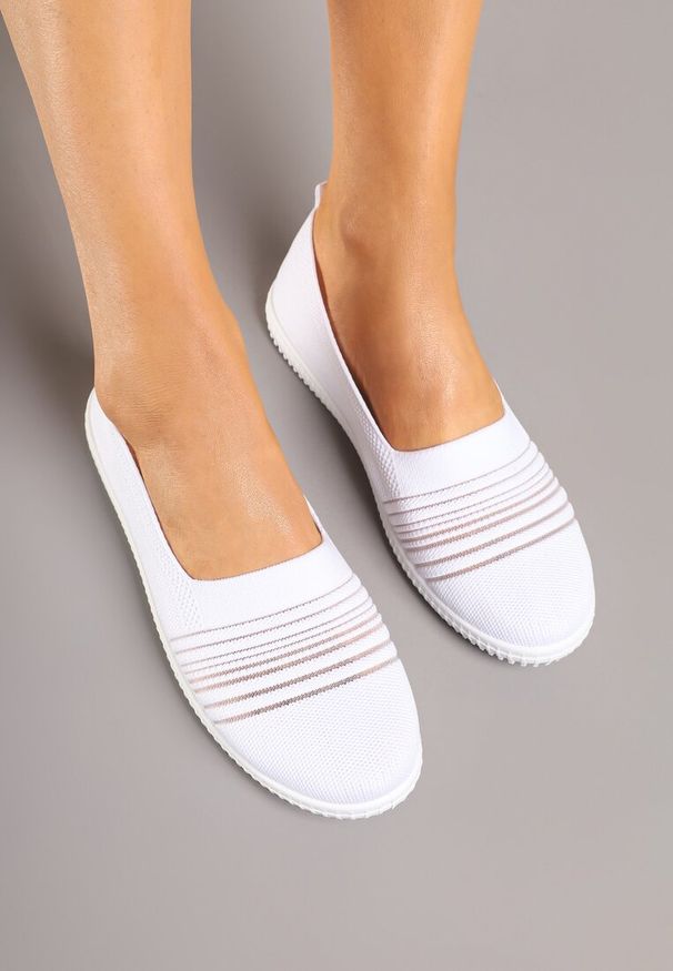 Renee - Białe Tenisówki Ozdobione Paskami Heloti. Okazja: na co dzień. Zapięcie: pasek. Kolor: biały. Materiał: jeans. Wzór: aplikacja. Styl: casual