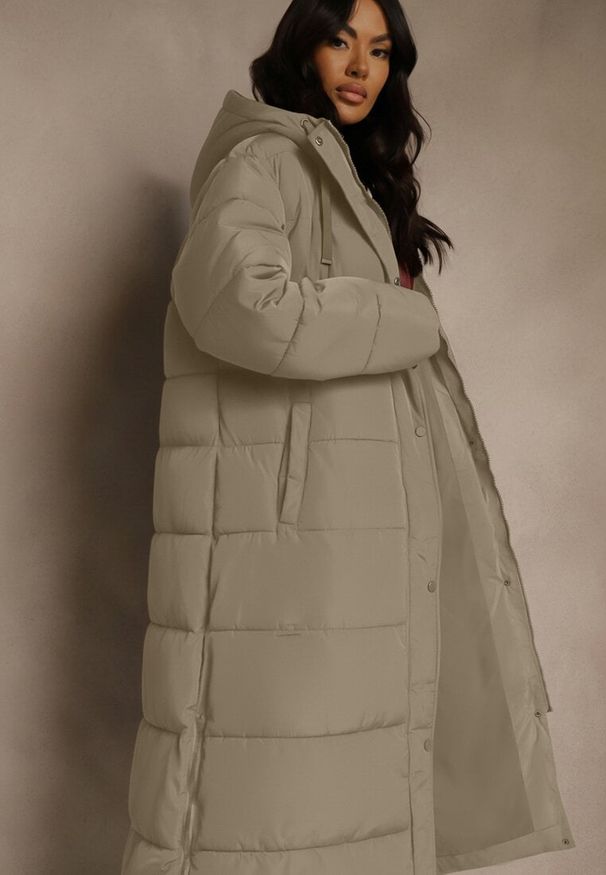 Renee - Zielona Długa Kurtka Zimowa z Pikowanymi Przeszyciami Kapturem i Suwakami Mevanesa. Okazja: na co dzień. Kolekcja: plus size. Kolor: beżowy. Materiał: zamsz, jeans. Długość: długie. Sezon: zima. Styl: casual, elegancki