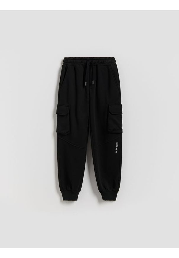 Reserved - Spodnie cargo - czarny. Kolor: czarny. Materiał: dzianina, bawełna
