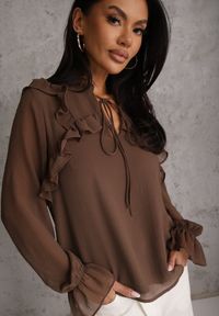 Renee - Brązowa Bluzka w Stylu Coquette z Falbankami i Wiązaniem przy Szyi Seathrina. Typ kołnierza: kołnierz z falbankami. Kolor: brązowy. Materiał: poliester, jeans #1