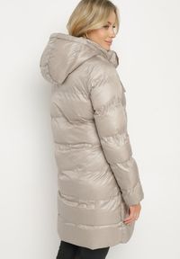 Born2be - Beżowa Pikowana Kurtka o Długim Kroju z Kapturem Kieszeniami i Dwustronnym Suwakiem Sanarose. Okazja: na spacer, na co dzień. Typ kołnierza: kaptur. Kolor: beżowy. Materiał: dzianina, jeans. Długość: długie. Wzór: aplikacja. Styl: casual, elegancki #2