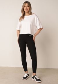 Born2be - Czarne Legginsy w Prążki z Wysokim Stanem Ozdobione Haftowanym Napisem Aegerine. Okazja: na co dzień. Stan: podwyższony. Kolor: czarny. Materiał: wiskoza, prążkowany. Wzór: prążki, aplikacja, napisy, haft. Styl: elegancki, casual, sportowy #4