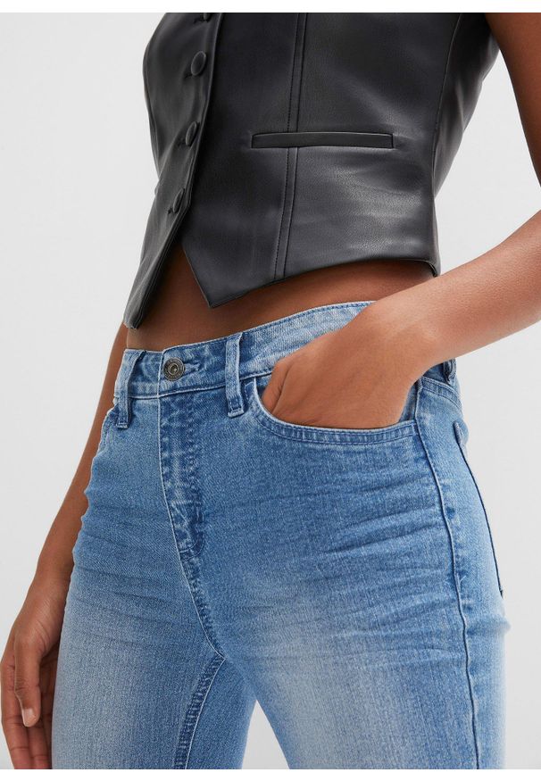 bonprix - Dżinsy z rozkloszowanymi nogawkami, mid waist, ze stretchem. Kolor: niebieski