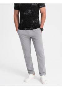 Ombre Clothing - Męskie dresowe spodnie z nogawką bez ściągacza - szare V8. Kolor: szary. Materiał: dresówka. Wzór: aplikacja. Styl: klasyczny, sportowy