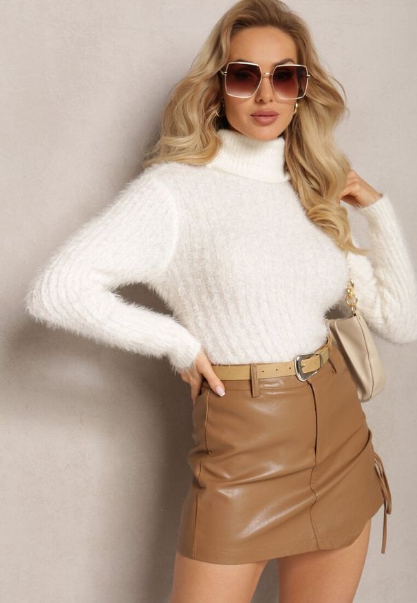 Renee - Biały Golf z Puchatego Materiału z Wełną i Długim Rękawem Geolla. Typ kołnierza: golf. Kolor: biały. Materiał: wełna, materiał. Długość rękawa: długi rękaw. Długość: długie. Wzór: jednolity. Sezon: zima, jesień