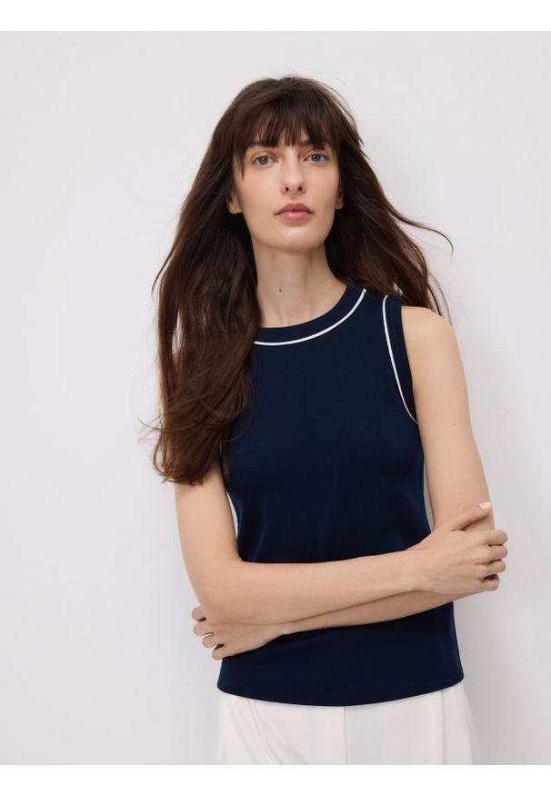 Reserved - Top z kontrastową lamówką - granatowy. Kolor: niebieski. Materiał: wiskoza, dzianina
