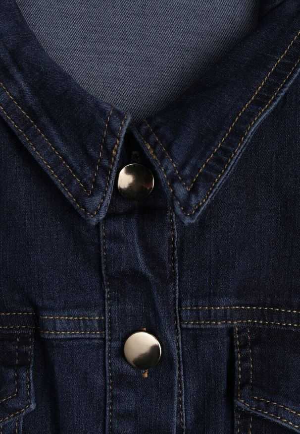 Renee - Granatowa Taliowana Sukienka Jeansowa o Koszulowym Fasonie Nezavia. Kolor: niebieski. Materiał: jeans. Typ sukienki: koszulowe. Styl: elegancki. Długość: midi