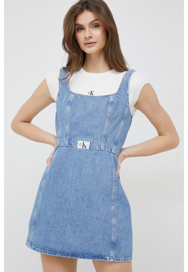 Calvin Klein Jeans sukienka jeansowa kolor niebieski mini dopasowana. Kolor: niebieski. Materiał: denim. Długość rękawa: na ramiączkach. Wzór: aplikacja. Długość: mini