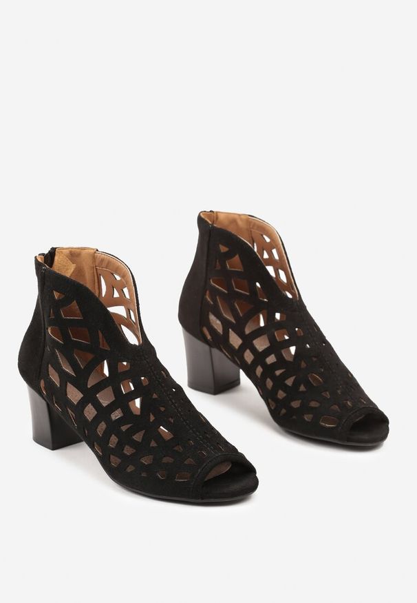 Renee - Czarne Ażurowe Botki na Słupku z Noskiem Peep Toe i Skórzaną Wkładką Avatoria. Nosek buta: otwarty. Zapięcie: zamek. Kolor: czarny. Materiał: skóra. Wzór: ażurowy. Sezon: lato. Obcas: na słupku. Wysokość obcasa: średni
