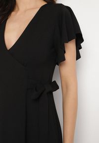 Born2be - Czarna Rozkloszowana Sukienka Kopertowa z Wiązaniem w Talii Dannila. Kolor: czarny. Wzór: aplikacja. Typ sukienki: kopertowe #3