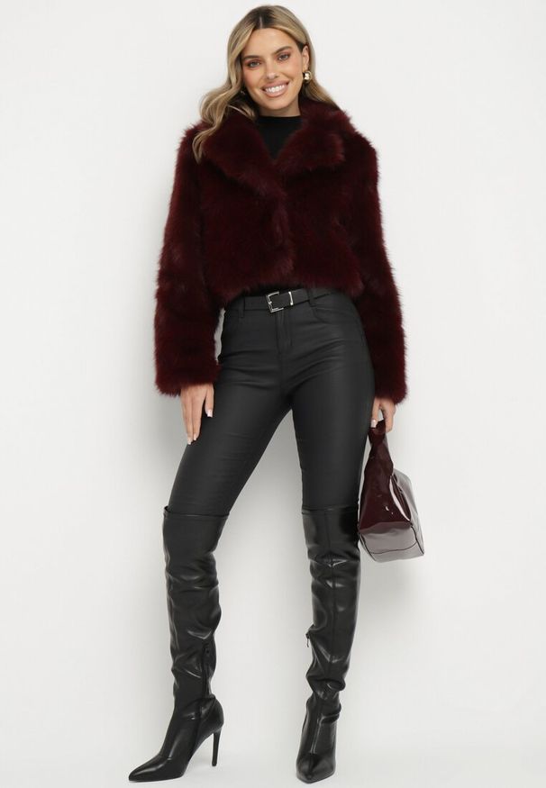 Born2be - Bordowa Futerkowa Kurtka o Krótkim Kroju z Eleganckim Kołnierzem Tazamisa. Okazja: na co dzień. Kolor: czerwony. Materiał: jeans. Długość: krótkie. Styl: elegancki