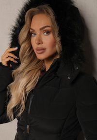 Renee - Czarna Taliowana Kurtka z Pikowanym Przeszyciem i Kapturem z Futerkiem Sagiola. Okazja: na co dzień, na spacer. Kolor: czarny. Materiał: futro. Sezon: zima. Styl: elegancki, casual #4