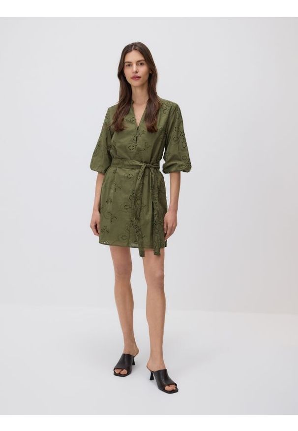 Reserved - Ażurowa sukienka mini - ciemnozielony. Kolor: zielony. Materiał: bawełna. Wzór: ażurowy. Typ sukienki: proste. Długość: mini