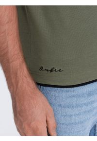 Ombre Clothing - Męska bawełniana koszulka polo z kontrastowymi wykończeniami – oliwkowa V6 - Rozmiar: XL. Typ kołnierza: polo. Kolor: oliwkowy. Materiał: bawełna. Wzór: haft #4
