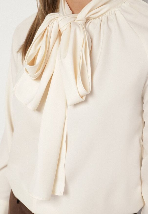 Born2be - Beżowa Bluzka Vices z Wiązaniem pod Szyją Averile. Okazja: na co dzień. Kolor: beżowy. Materiał: jeans. Styl: casual, klasyczny