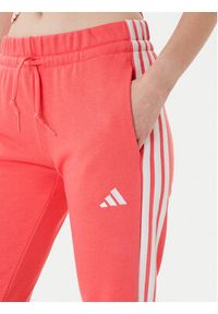 Adidas - adidas Spodnie dresowe Essentials 3-Stripes KE4387 Koralowy Regular Fit. Kolor: pomarańczowy. Materiał: bawełna #3